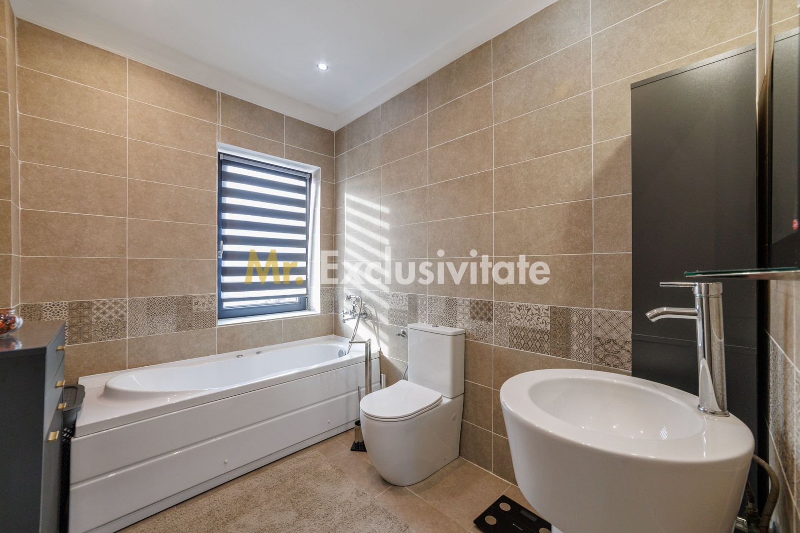 Casa moderna, constructie solida -view panoramic -Mioveni-Arges! - imaginea 9