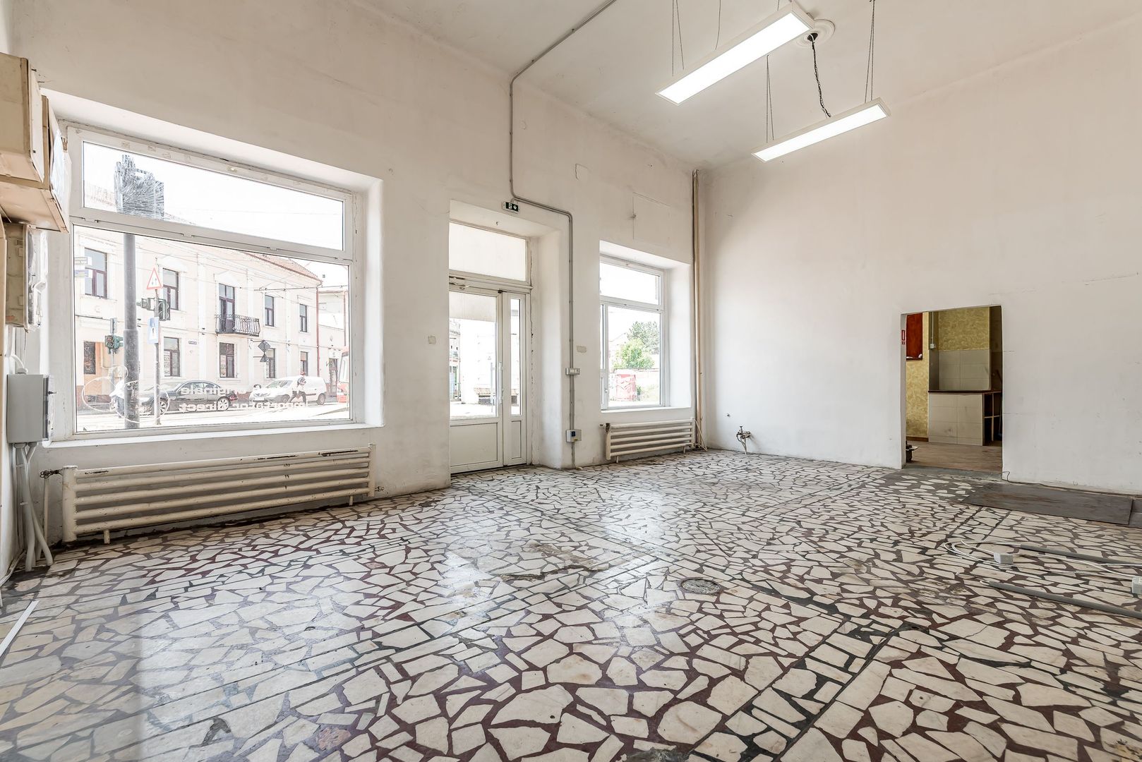 Imagine 3 - REZERVAT! Spatiu comercial ,cu vitrina de  in zona Boul Rosu.