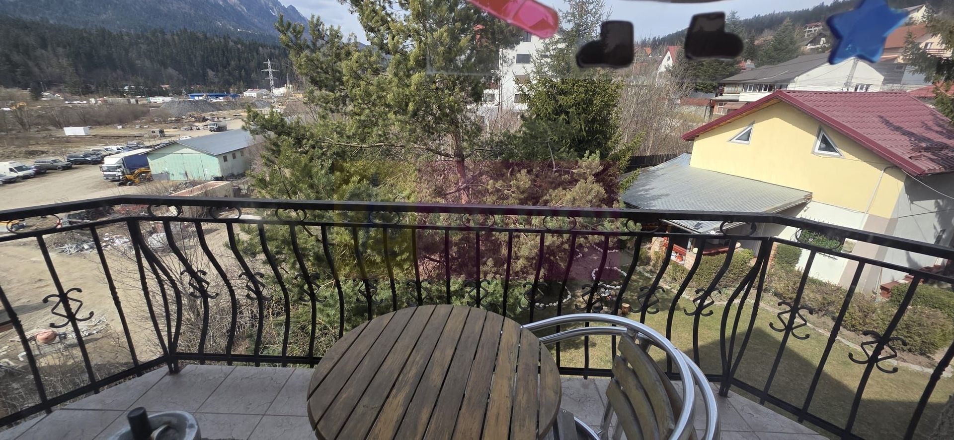 Vila de vânzare cu 8 camere și garj in Busteni