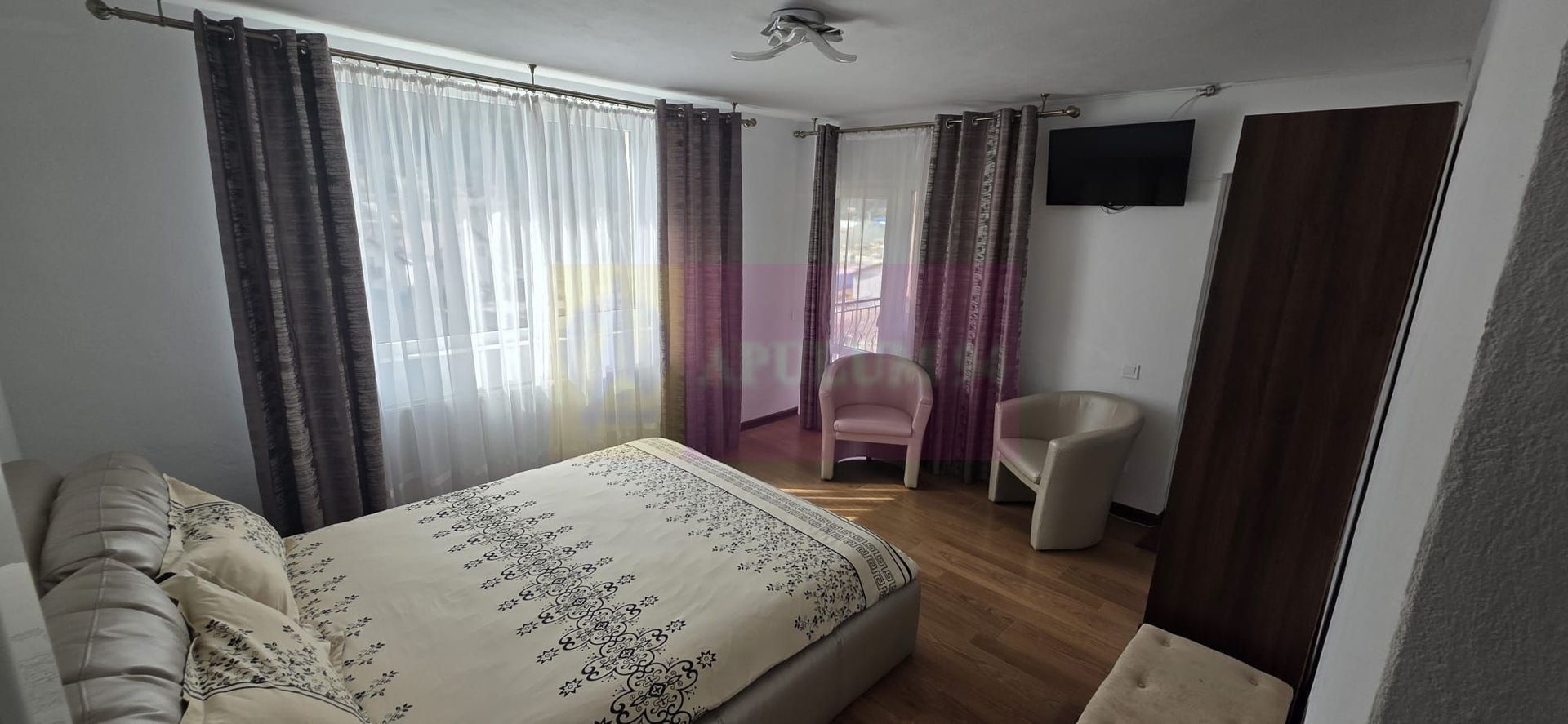 Vila de vânzare cu 8 camere și garj in Busteni