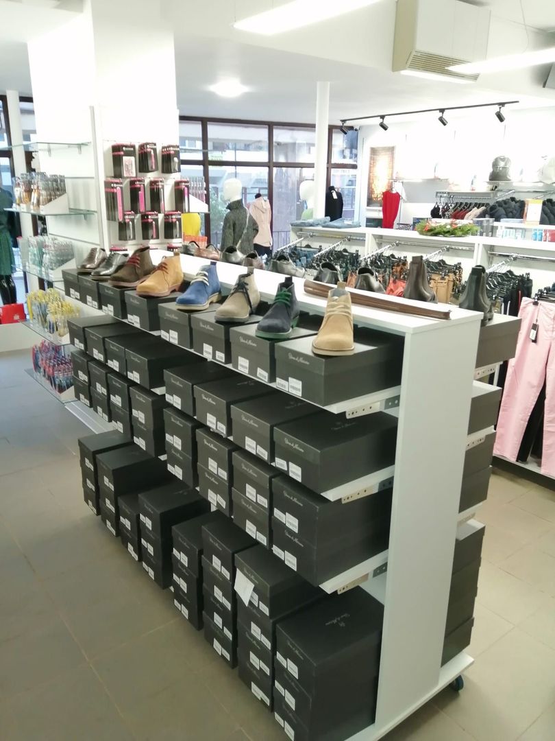 Spațiu comercial 200 mp ultracentral singurul vad pietonal 100% Roman - imaginea 9