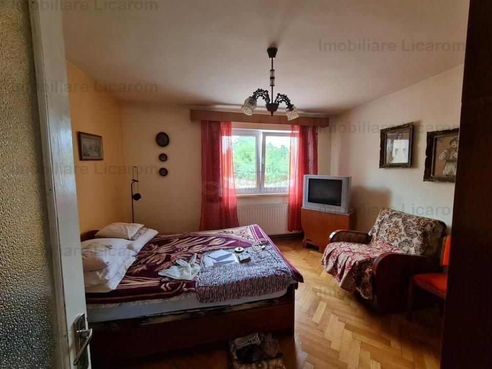 Proprietate individuala-3 apartamente,spatiu comercial,garaje,gradina,curte - imaginea 7