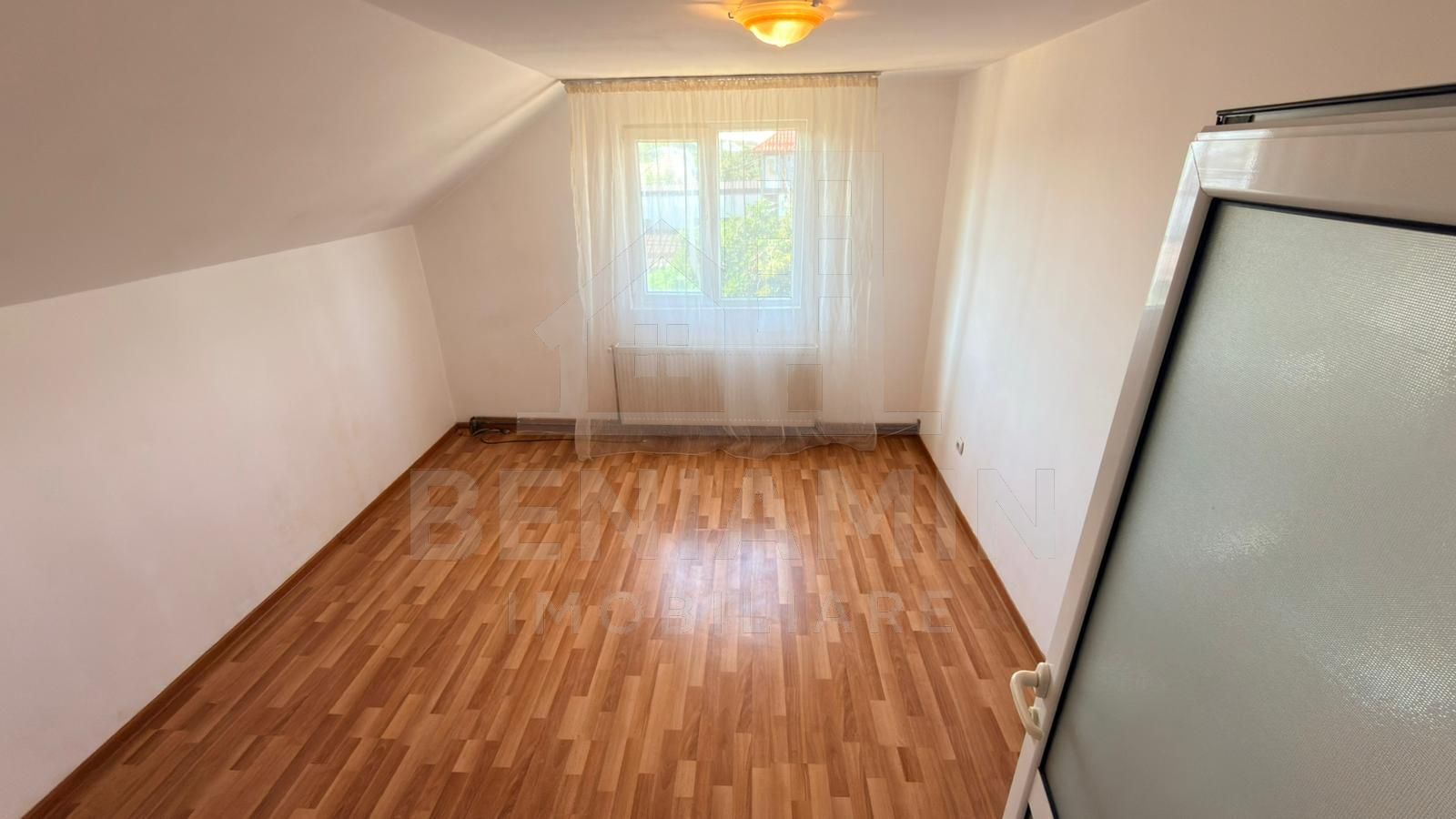 Vand Casa P+M 5 Camere-Curte si Strada Privata-Zona Catargiu - imaginea 5