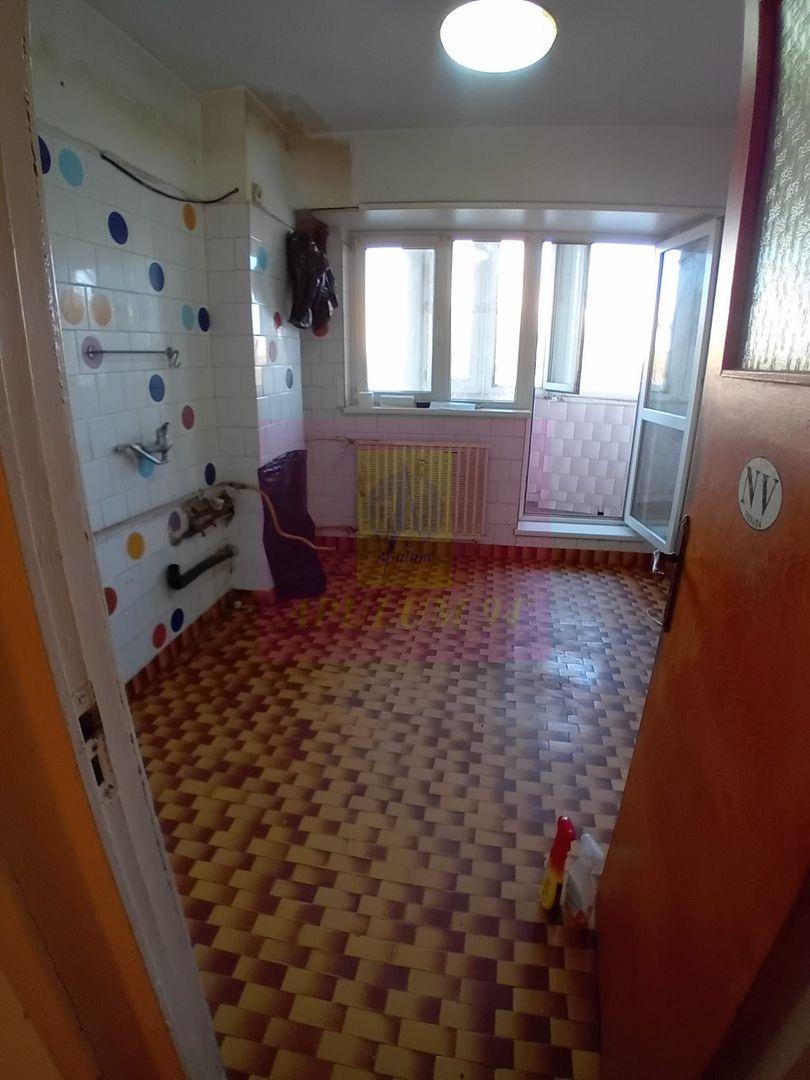 Vanzare apartament de 4 camere la Casa Poporului-stradal