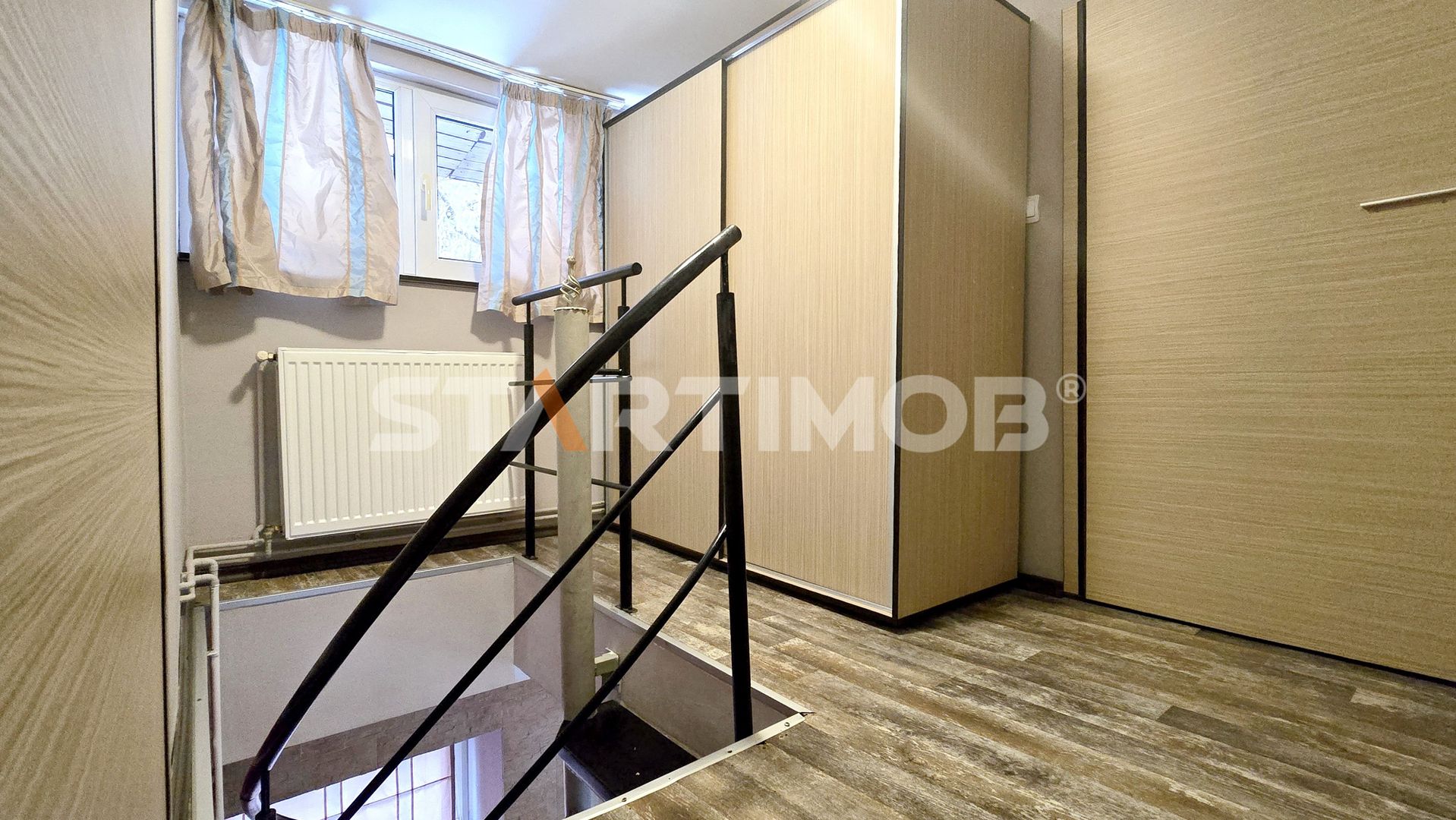 Apartament cu  trei camere la casa