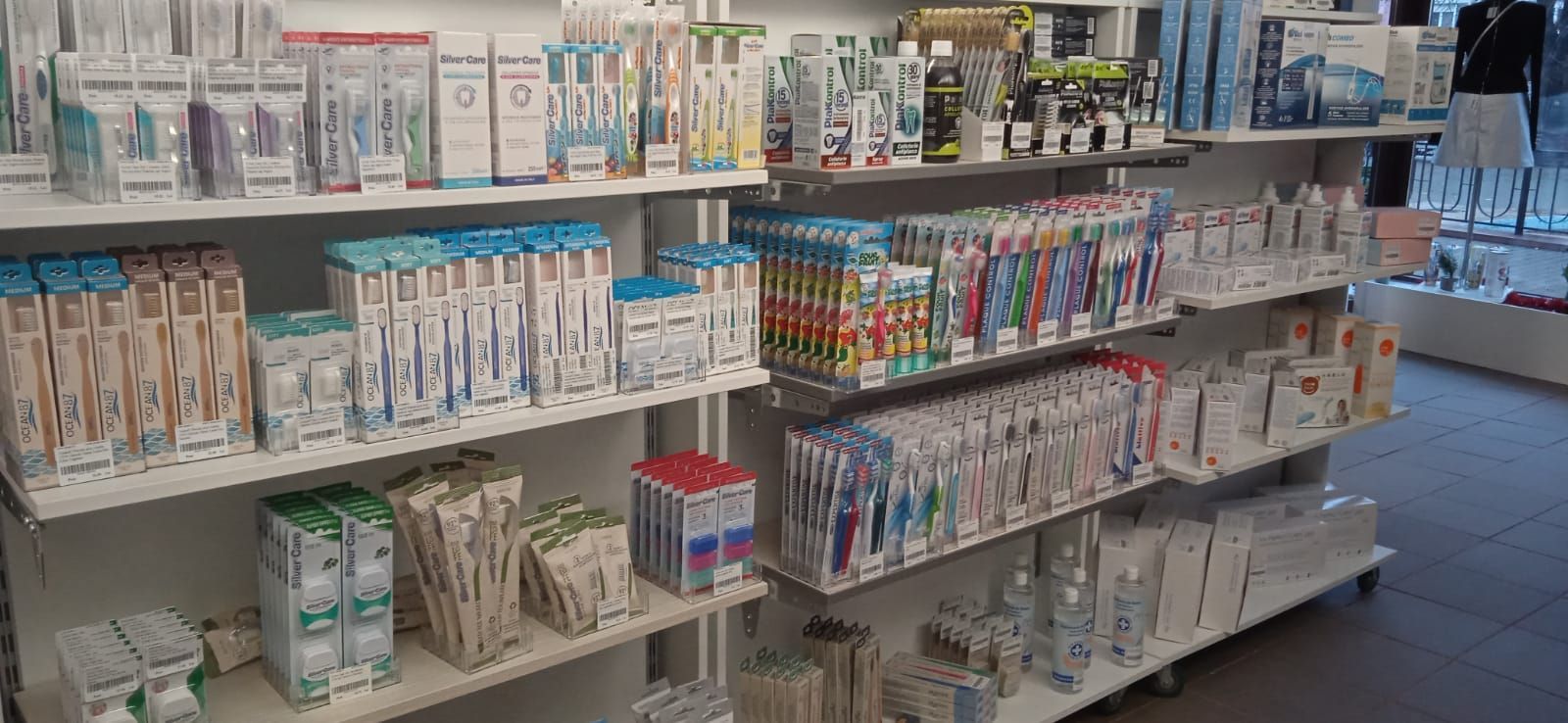 Spațiu comercial 200 mp ultracentral singurul vad pietonal 100% Roman - imaginea 16