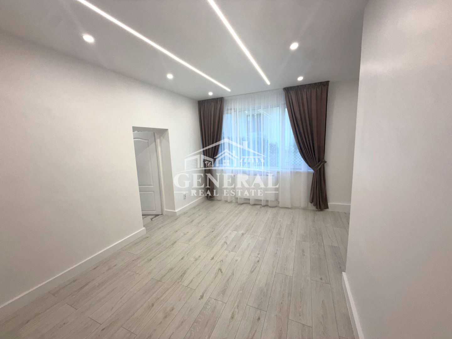 De vanzare ap. 4 camere 135m situat centrul orasului Baia Mare Renovat - imaginea 3