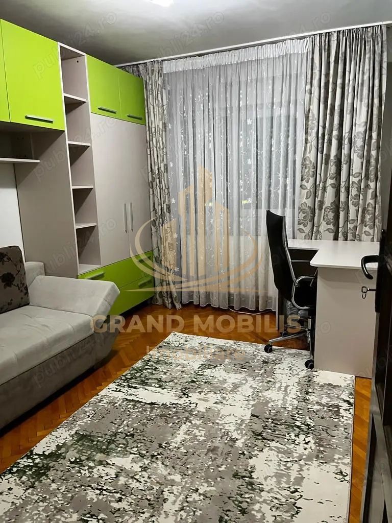 Apartament 3 camere, decomandat, zona Lunei - imaginea 2