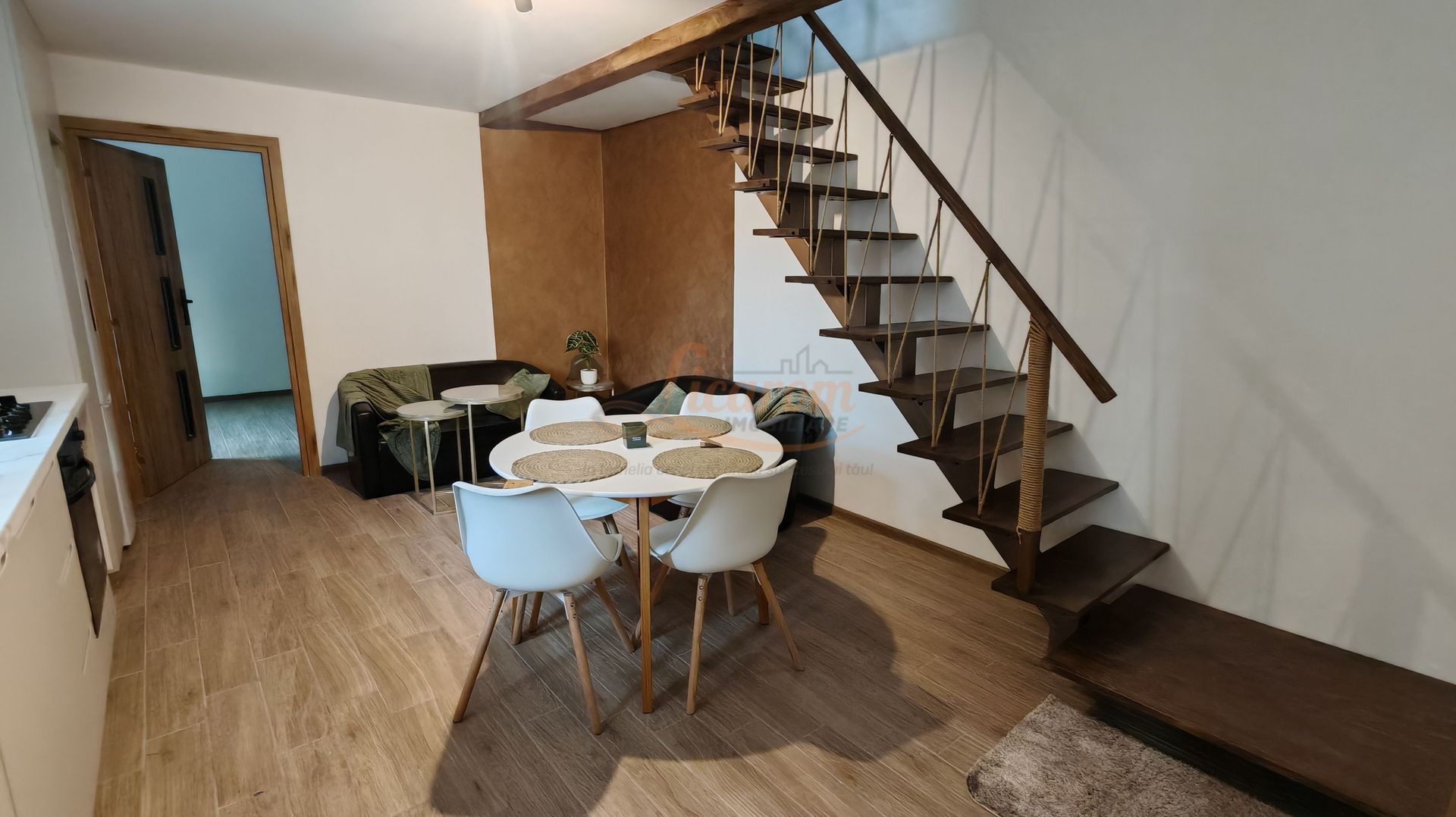 Apartament tip Casa 4 camere strada Carpatilor,totul nou.