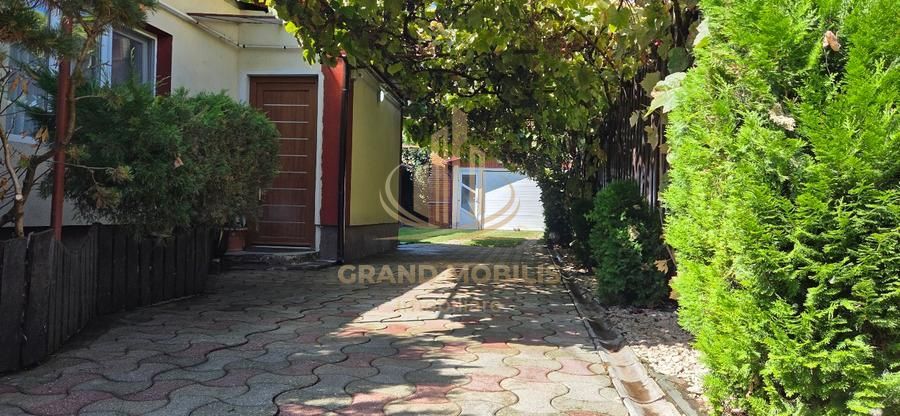 Casă din cărămidă cu spațiu comercial la stradă, garaj și curte - imaginea 2