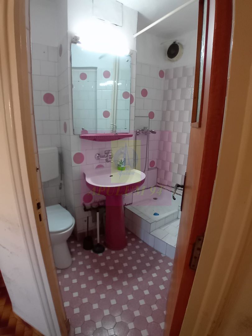 Vanzare apartament de 4 camere la Casa Poporului-stradal