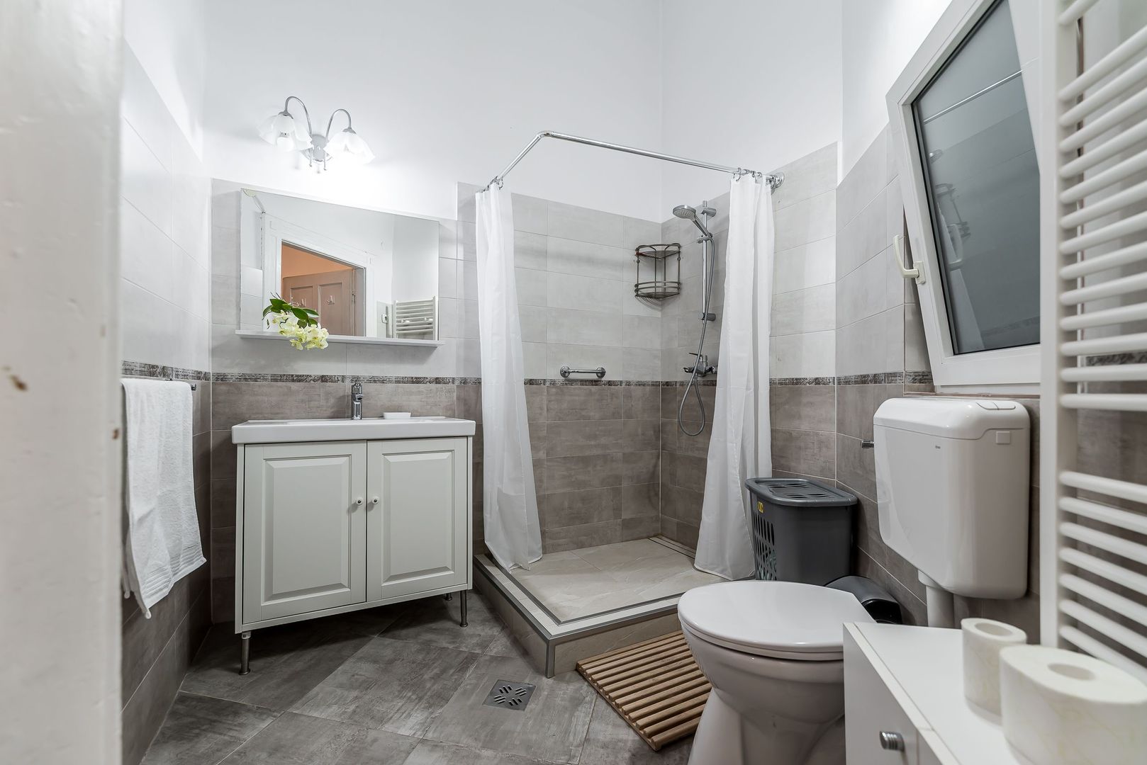 Imagine 8 - Apartament ultracentral cu 4 camere decomandat, etaj intermediar