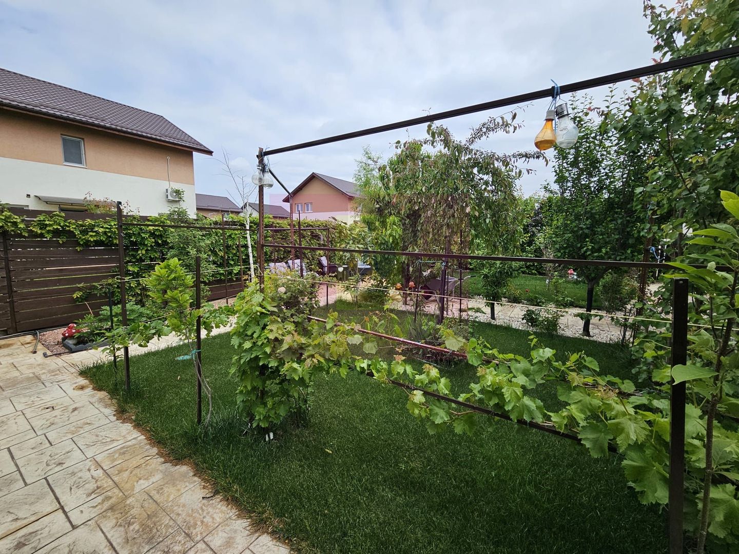 Casă 2019, P+1+pod, renovată, curte amenajată, aproape de pădure