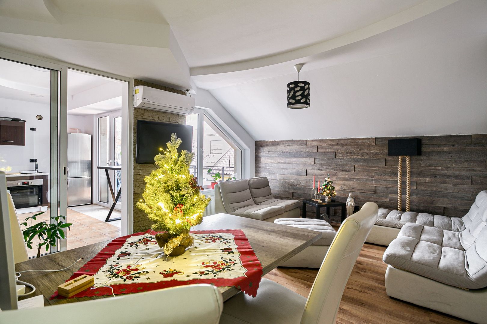 PROPRIETATE VÂNDUTĂ Apartament tip Penthouse în spate la Ziridava