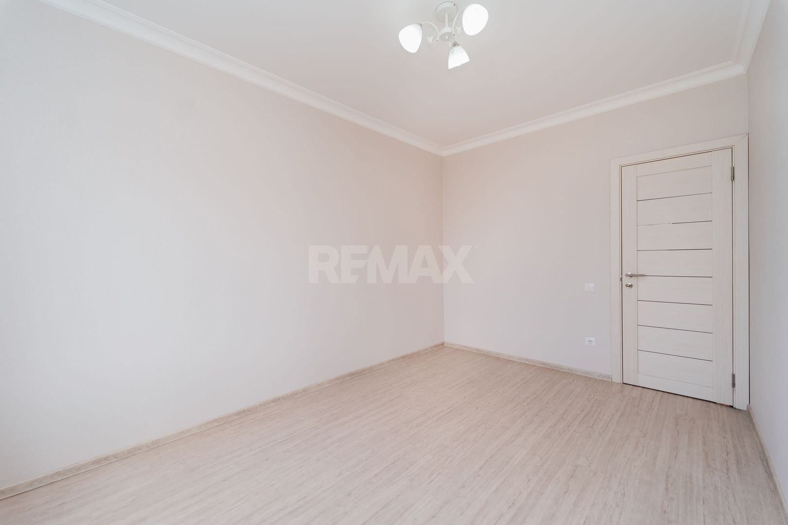 De vinzare Apartament 2 camere si balcon + living cu logie - imaginea 10