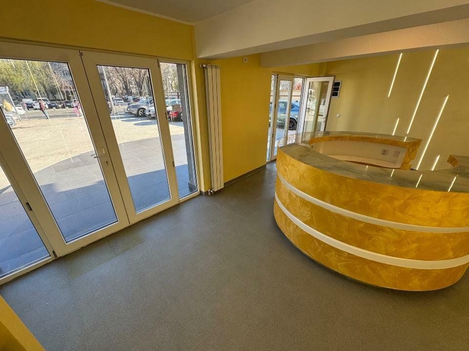 Spaţiu com. Clinica Stomatologică  în faţa staţiei STb S170