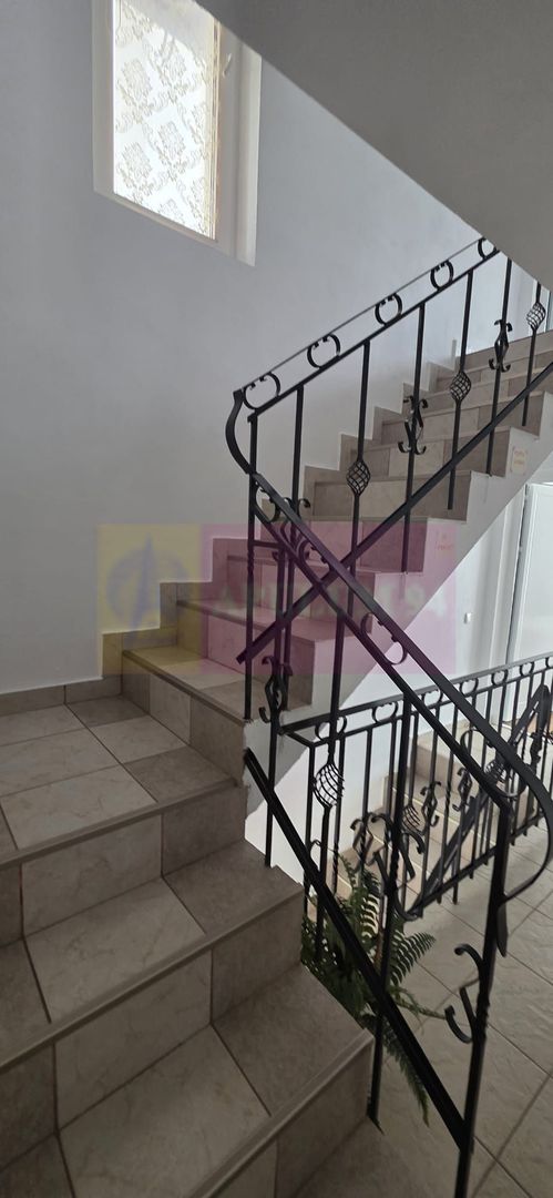 Vila de vânzare cu 8 camere și garj in Busteni