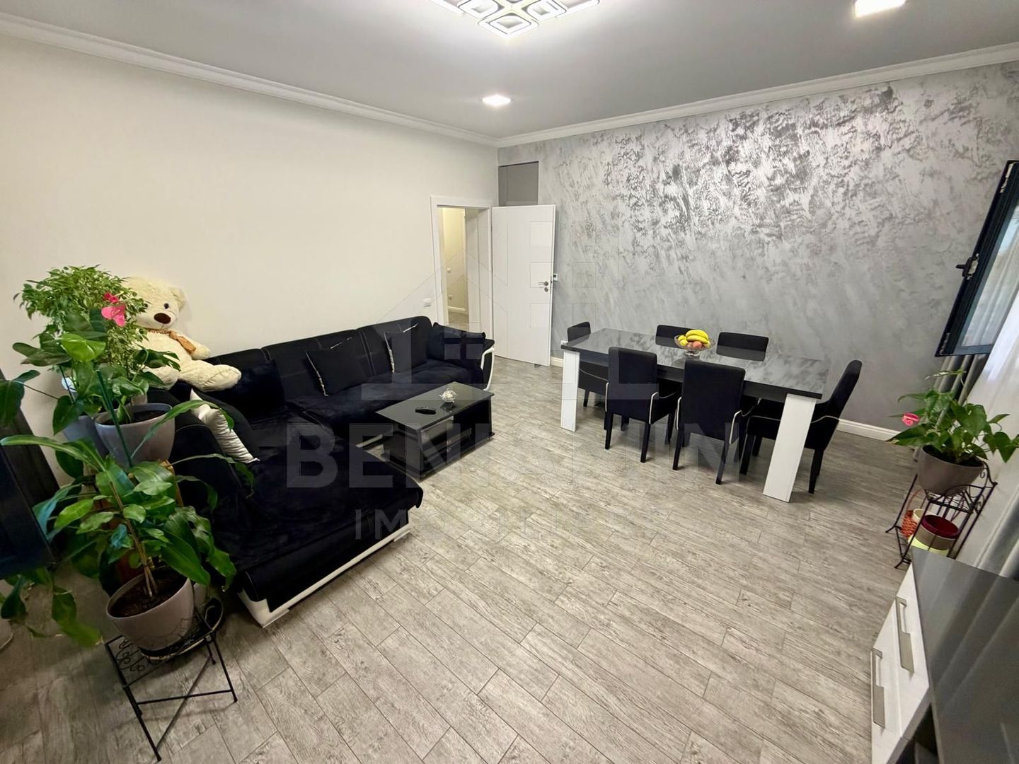 Apartament decomandat deosebit 3 camere 2 bai bloc 2020 cu parcare - imaginea 3