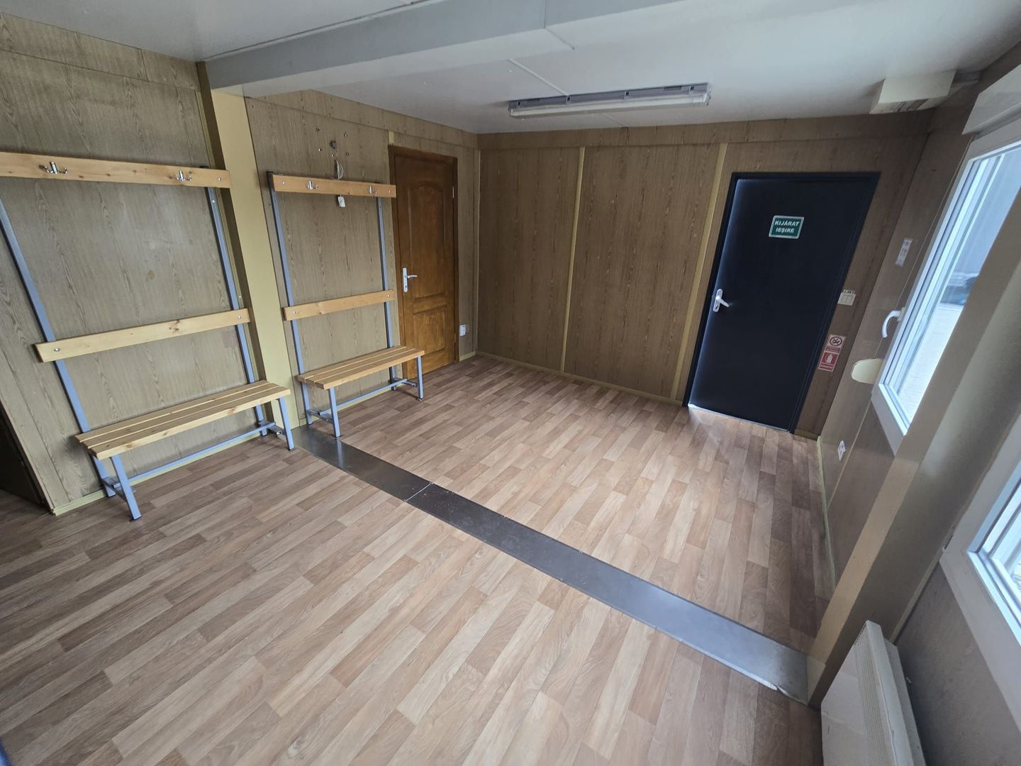 Spatiu Comercial 620 mp.parcare,birou,vestiar,baie - imaginea 3