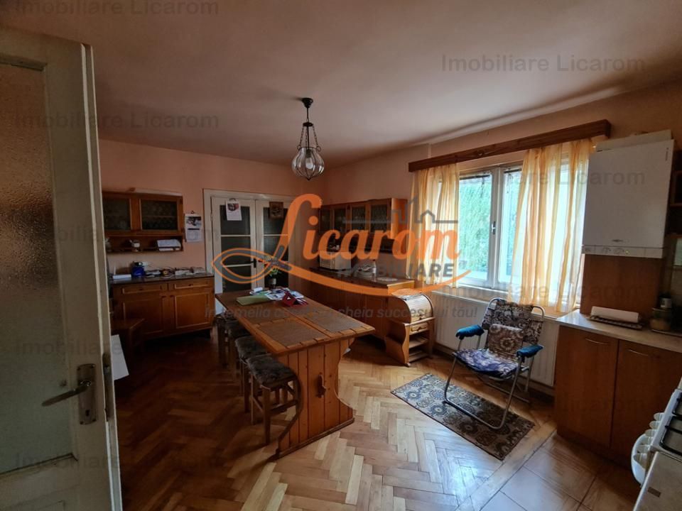 Proprietate individuala-3 apartamente,spatiu comercial,garaje,gradina,curte - imaginea 10
