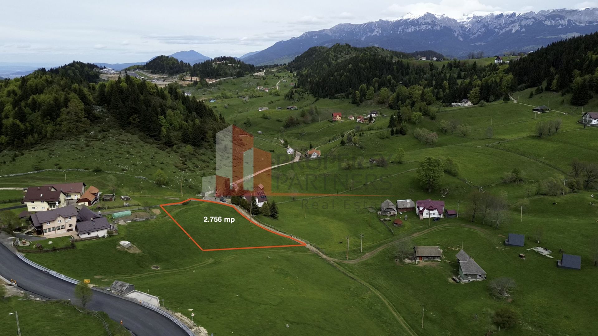 Teren Fundata cu vedere la muntii Bucegi - imaginea 2