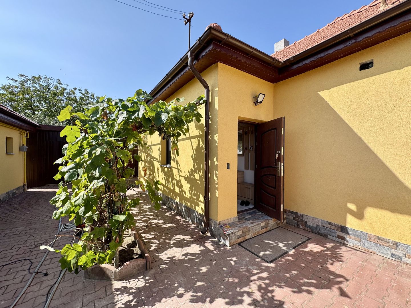 De inchiriat 2 apartamente la cheie la casă cu curte, in Grădiște