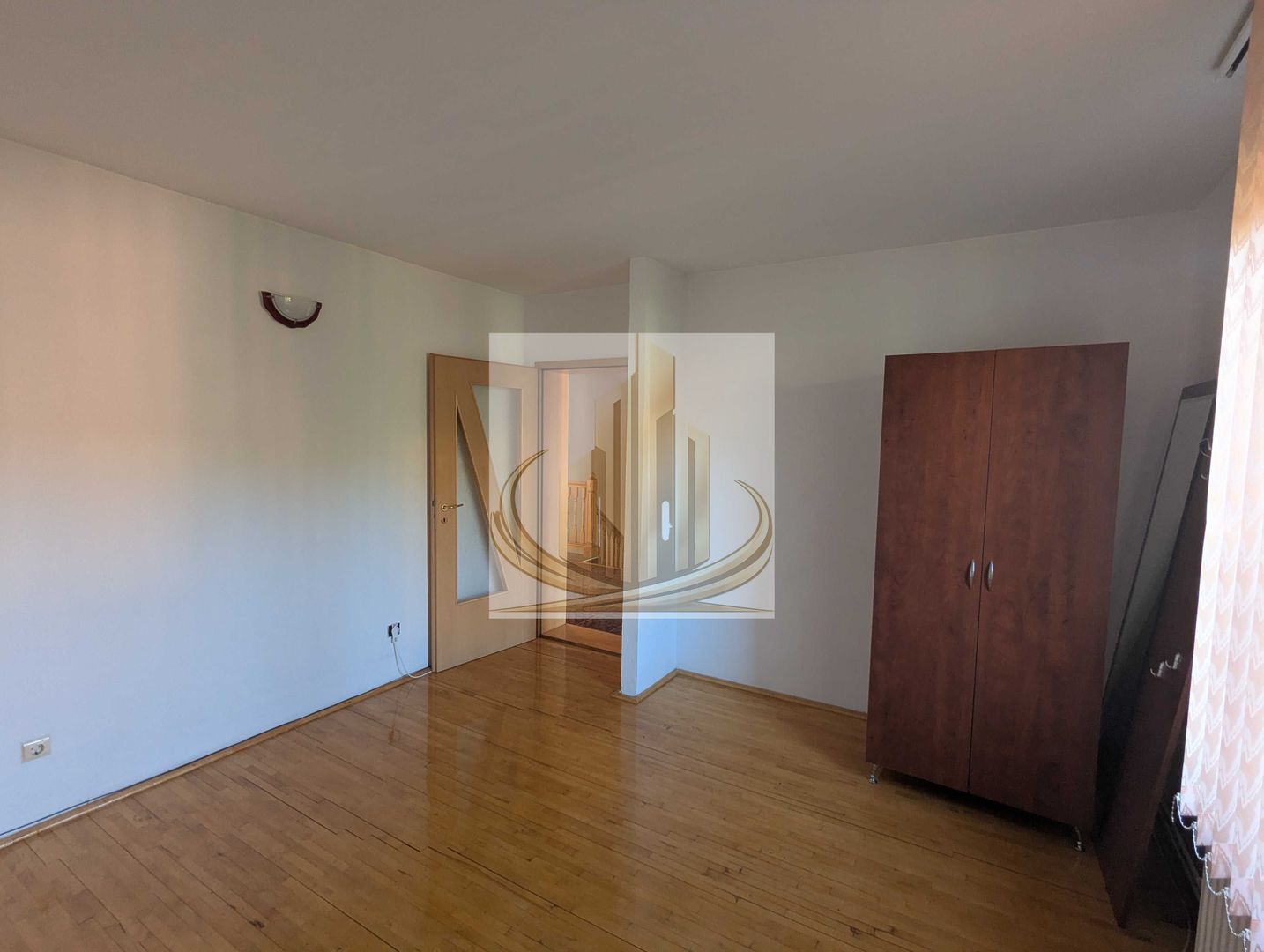 Vilă pentru Activități Comercia –5 Camere, Curte500 MP – Zona Aradului - imaginea 6