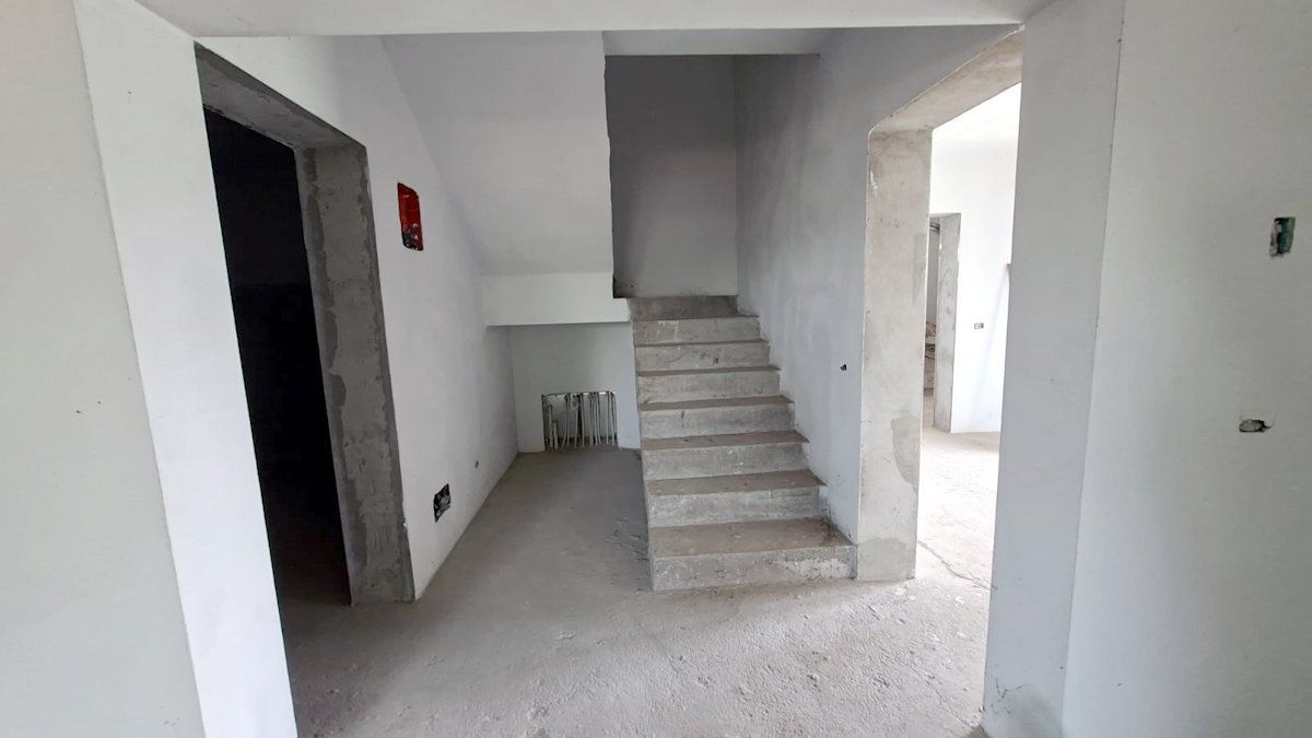 Casă tip vilă cu teren 2426 mp în Matca – oportunitate la 115.000 € - imaginea 5