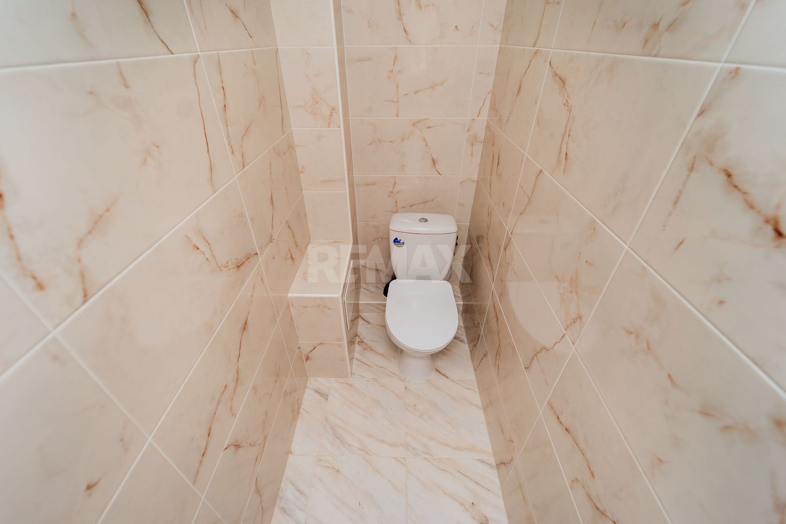 De vinzare Apartament 2 camere si balcon + living cu logie - imaginea 18