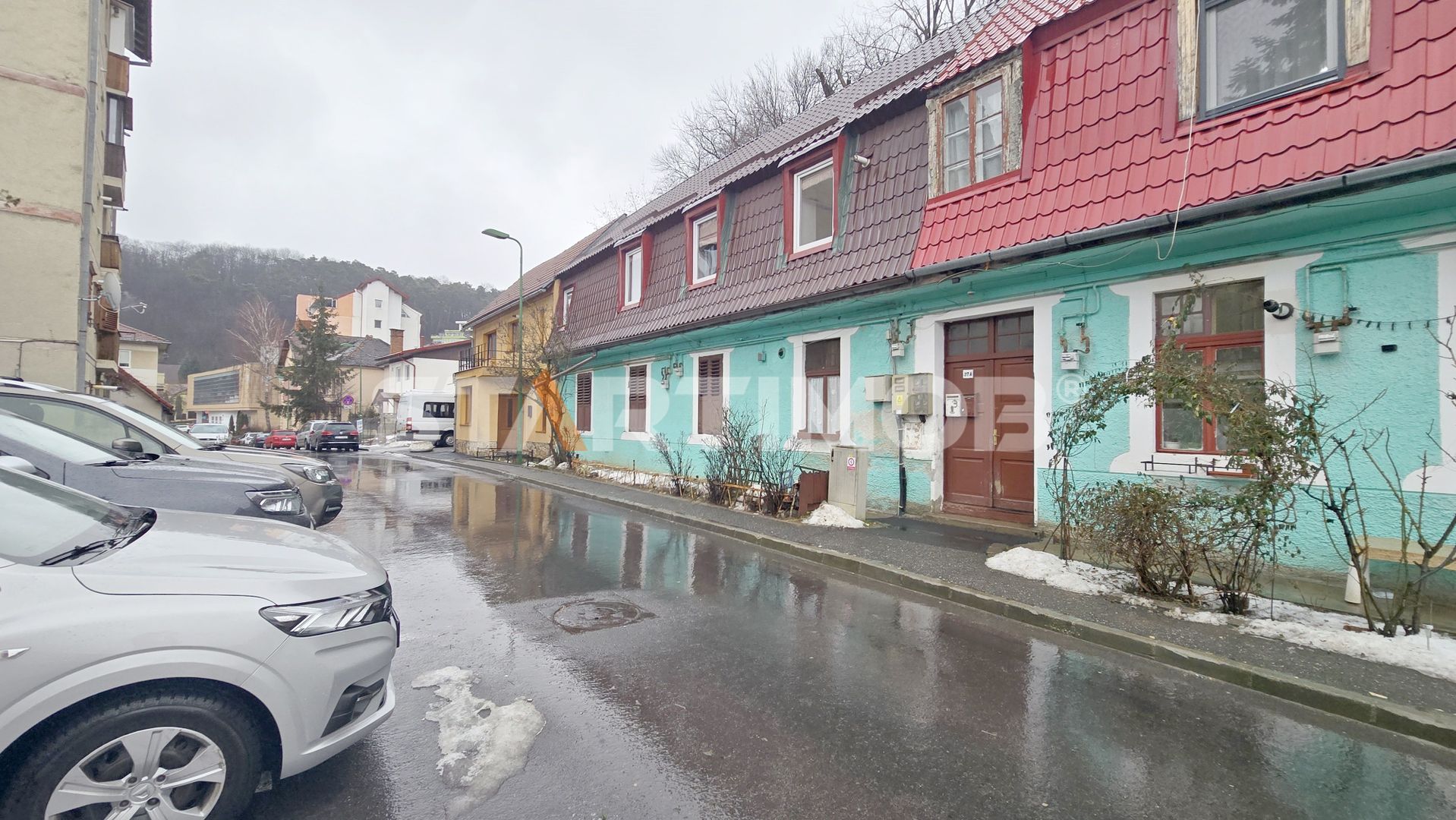 Apartament cu  trei camere la casa