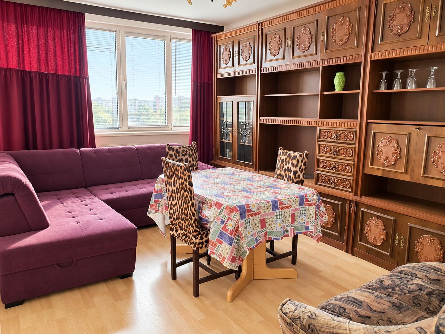 Apartament cu 3 camere decomandate, centrală proprie și logie |