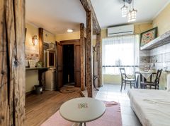 Spatiu comercial cu intrare din strada, fatada in curs de renovare