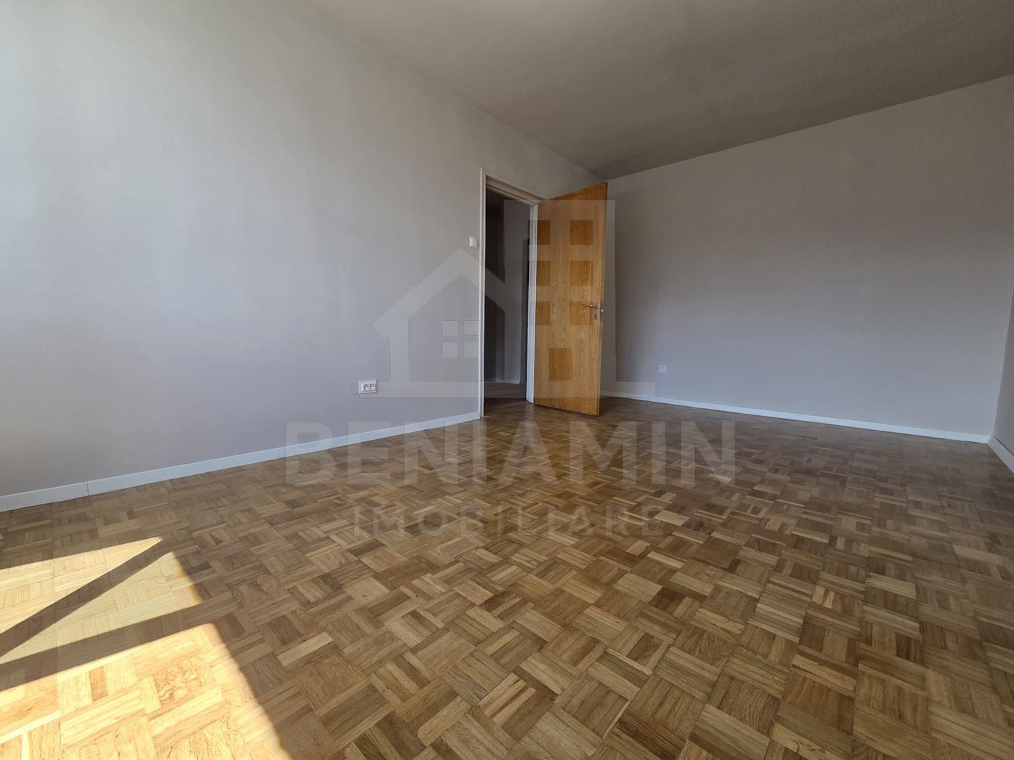 2 Camere-52mp-Balcon-Lift Nou-Anvelopat-Zona-Garii-Renovat - imaginea 3