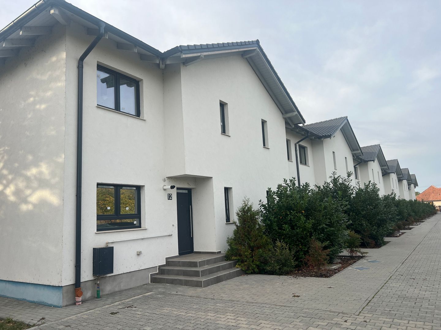 Case înșiruite cu 4 camere, grădină privată și 2 locuri de parcare - imaginea 3