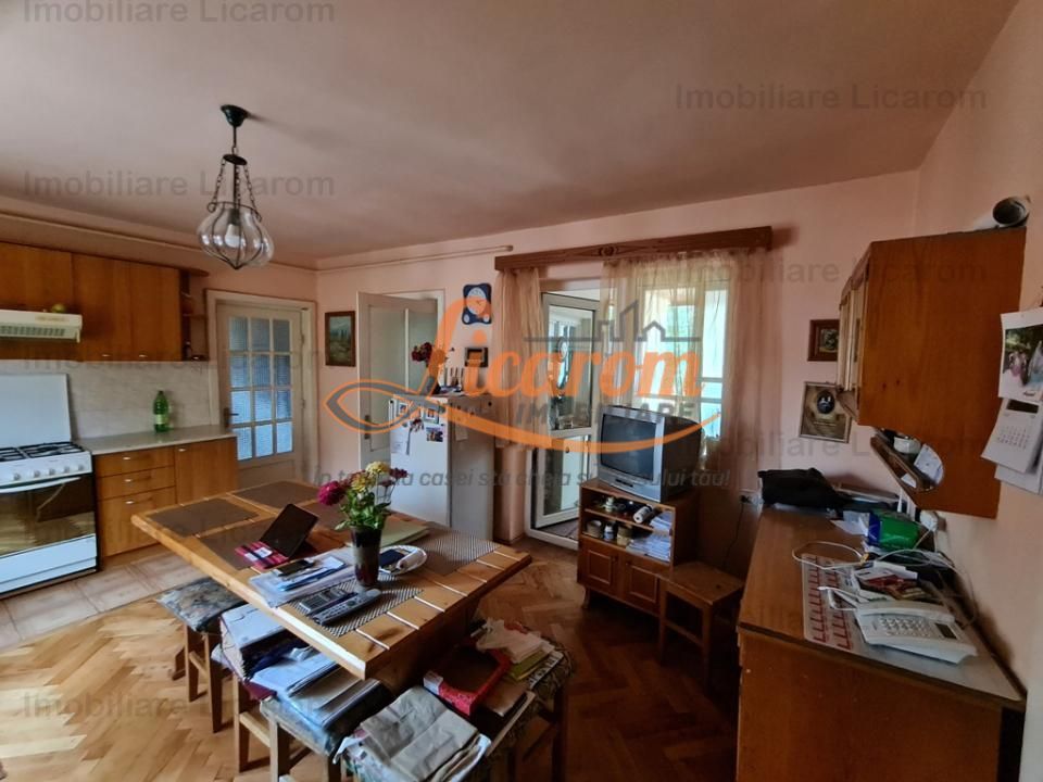 Proprietate individuala-3 apartamente,spatiu comercial,garaje,gradina,curte - imaginea 6