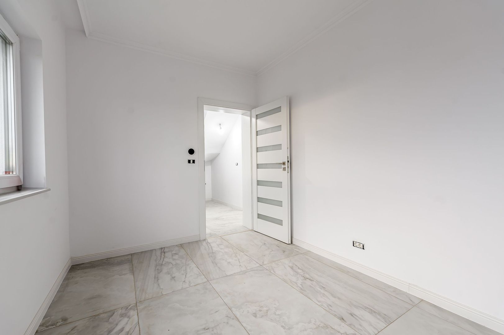 Imagine 6 - Vilă nouă cu terasă panoramică – design premium, 4 dormitoare, în Gai