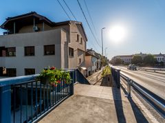 Apartament tip casă | 3 camere & curte | zona Colegiului Moise Nicoară