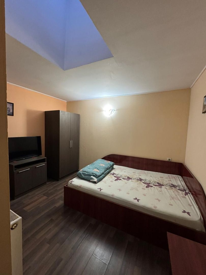 Casa de inchiriat, 25 camere, 25 bai, receptie,T719