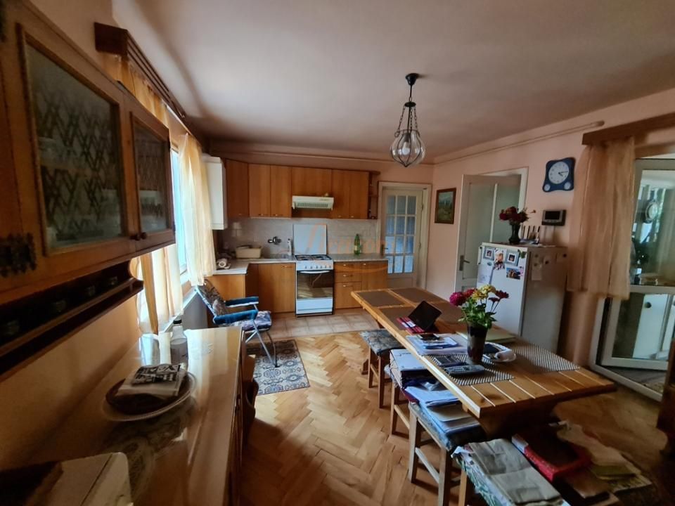 Proprietate individuala-3 apartamente,spatiu comercial,garaje,gradina,curte - imaginea 4