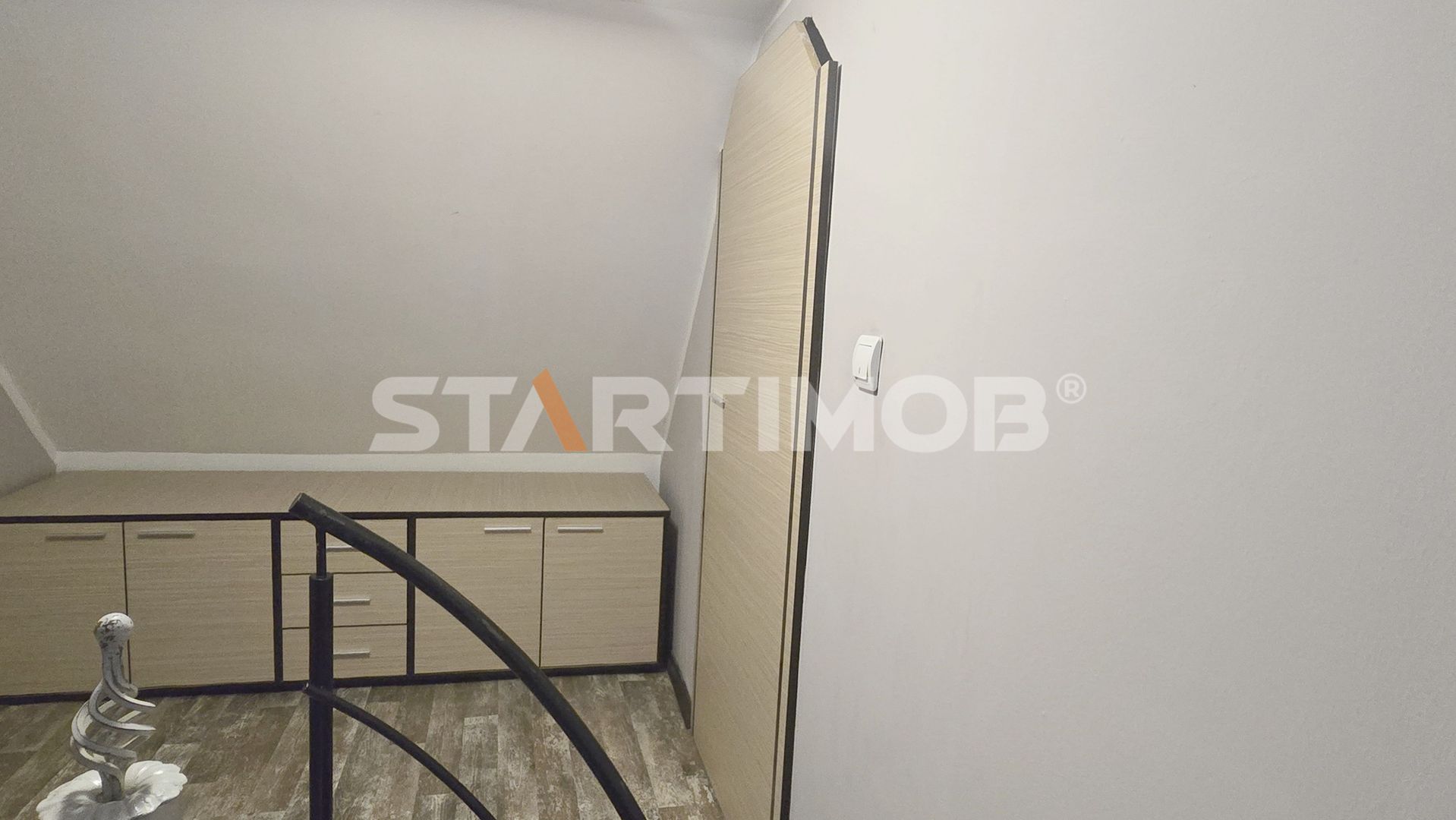Apartament cu  trei camere la casa
