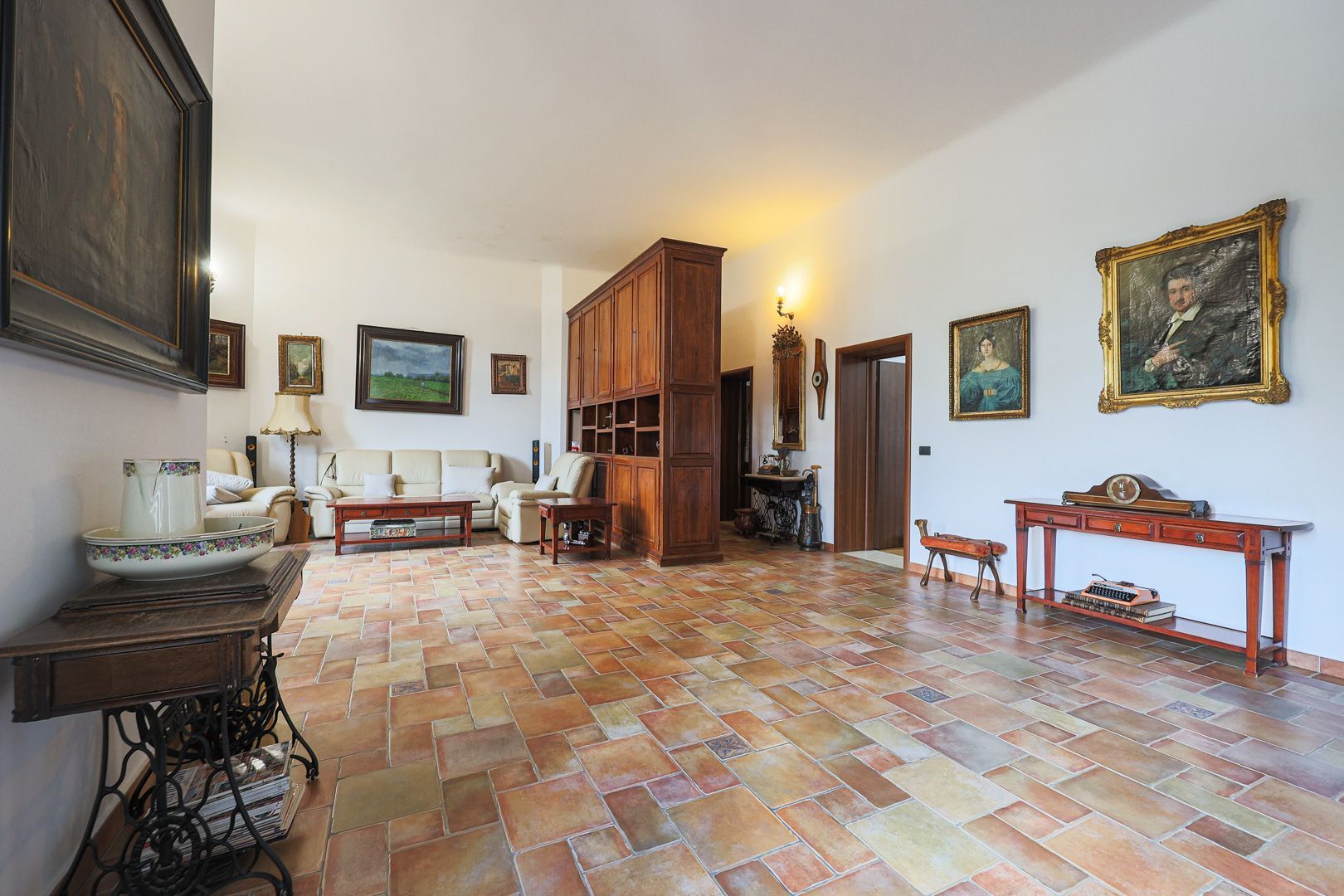 Apartament ultracentral cu 3 camere, 2 băi și curte privată