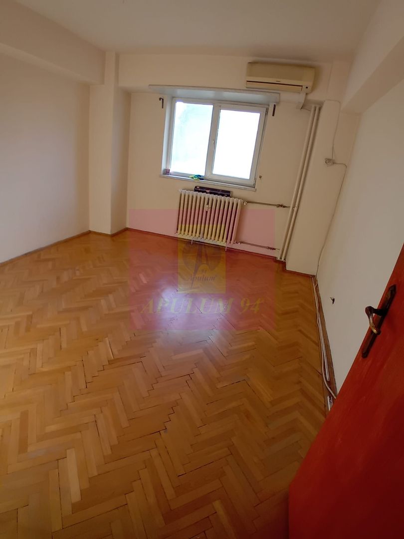 Vanzare apartament de 4 camere la Casa Poporului-stradal