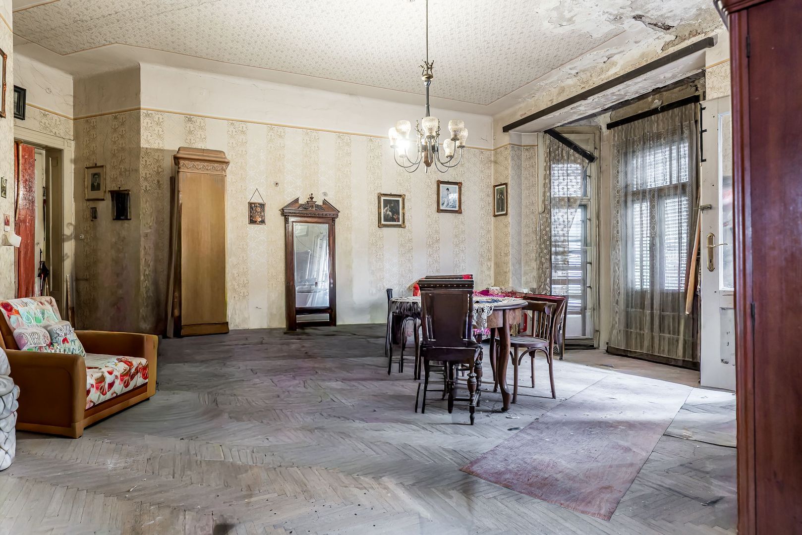 Imagine 11 - Apartament ultracentral cu 4 camere decomandat, etaj intermediar
