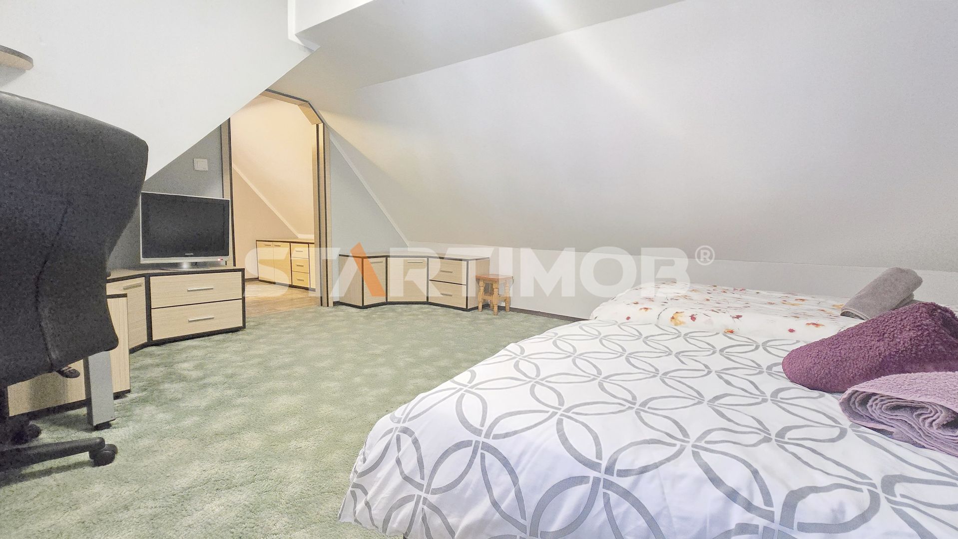 Apartament cu  trei camere la casa