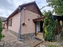 Casă cu 3 camere, anexă și teren de 901 mp – Pecica, zonă centrală