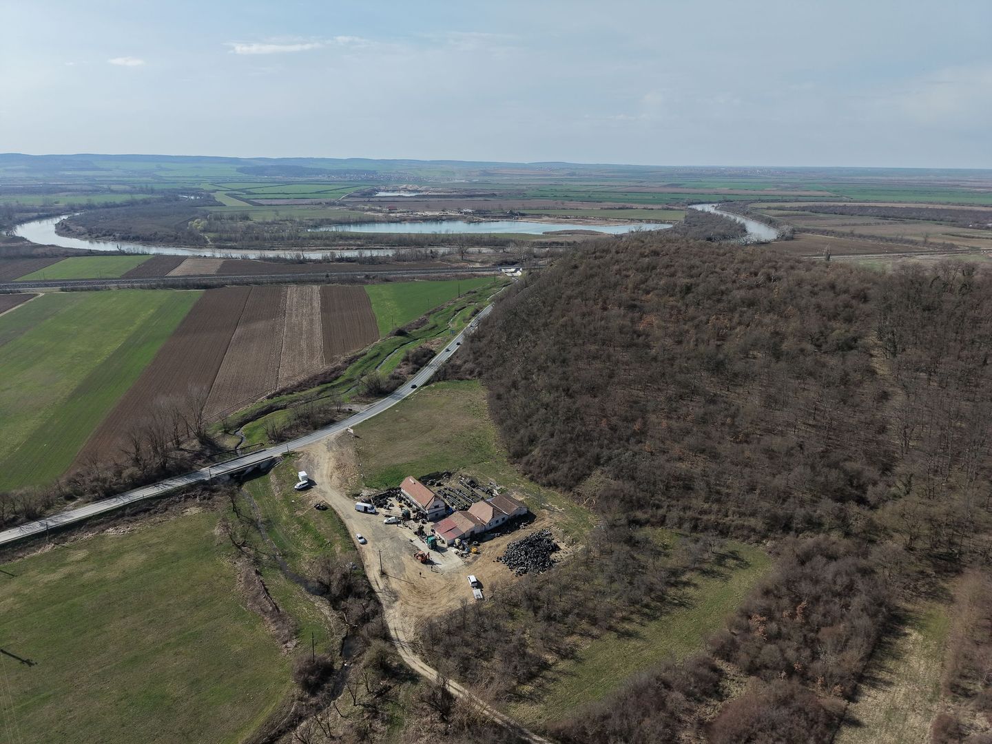 Imagine 2 - 1,2 ha teren comercial/industrial cu hale in Baratca Paulis Arad