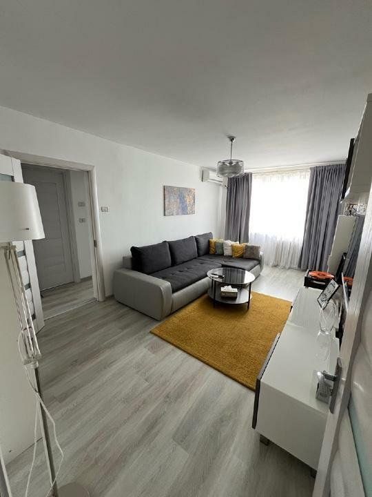 Apartament 4 camere renovat complet  Apărătorii Patriei 89 mp