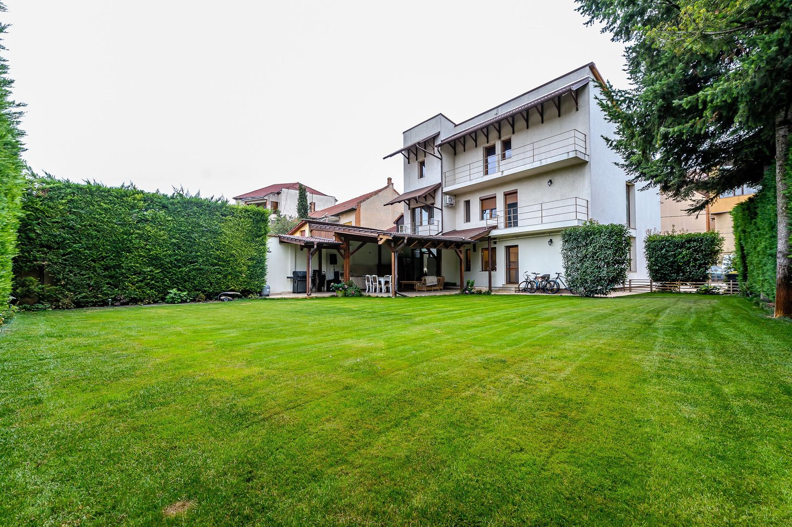 Vilă exclusivistă pe malul Mureșului – design modern si teren generos