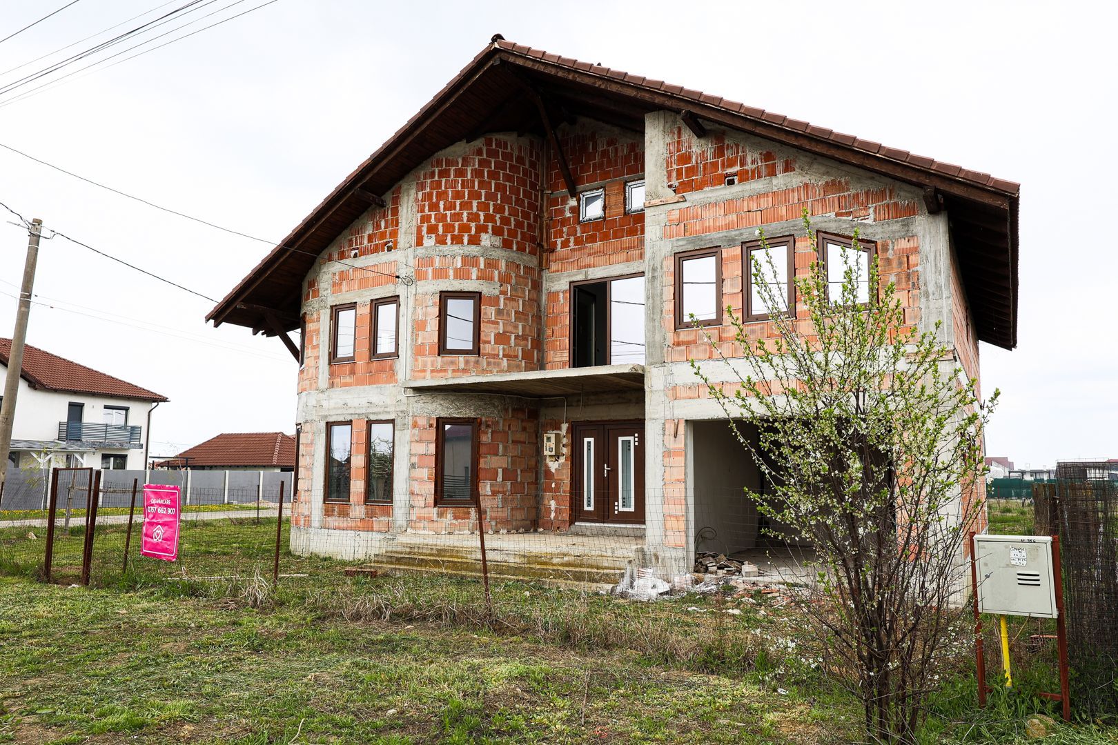 Casă nouă, impunătoare și luminoasă, construită cu griijă la detalii.