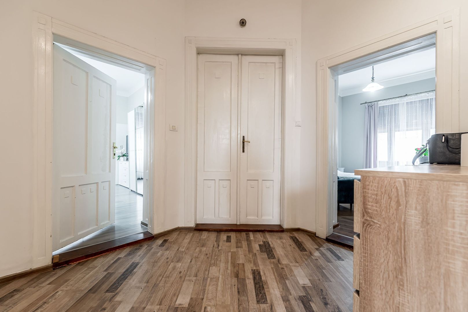 Imagine 14 - Apartament ultracentral cu 4 camere decomandat, etaj intermediar